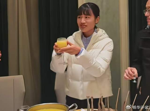 张水华在酒桌前腼腆甚至社恐，与所有人都格格不入：我不太会说话|张德顺|李美珍|马拉松|全运会|生理期_新浪体育_新浪新闻