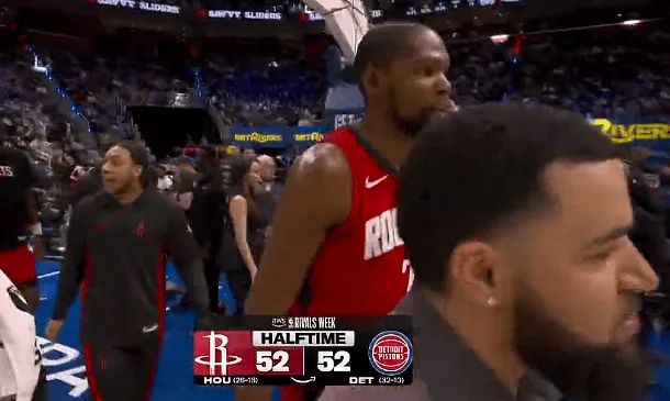 半场：火箭52-52战平活塞，杜兰特11投6中砍下18分3助攻