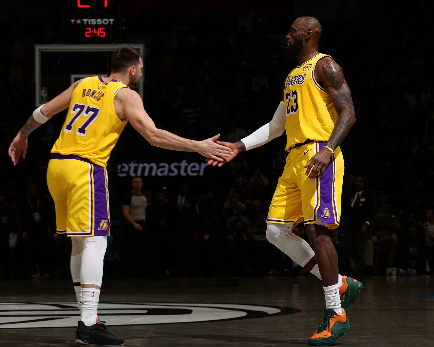 竞技宝APP-这都能赢？湖人全队22失误&amp;詹姆斯8次东契奇5次 76人全队14次