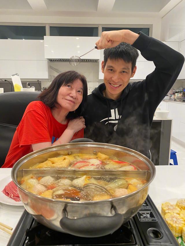 放弃中国超级明星待遇 林书豪正式启程逐梦NBA